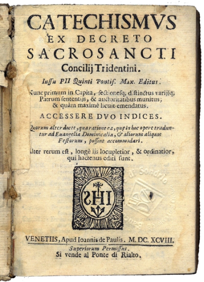 Copertina  Catechismus ex decreto sacrosancti Concilij Tridentini. Iussu Pii Quinti Pontif. Max. Editus. Nunc primum in Capita, sectionesque distinctus, varijsque Patrum sententijs, & auctoritatibus munitus; & quam maxime licuit emendatus. Accessere duo Indices. Quorum alter docet, ... Alter rerum est, ... editi sunt